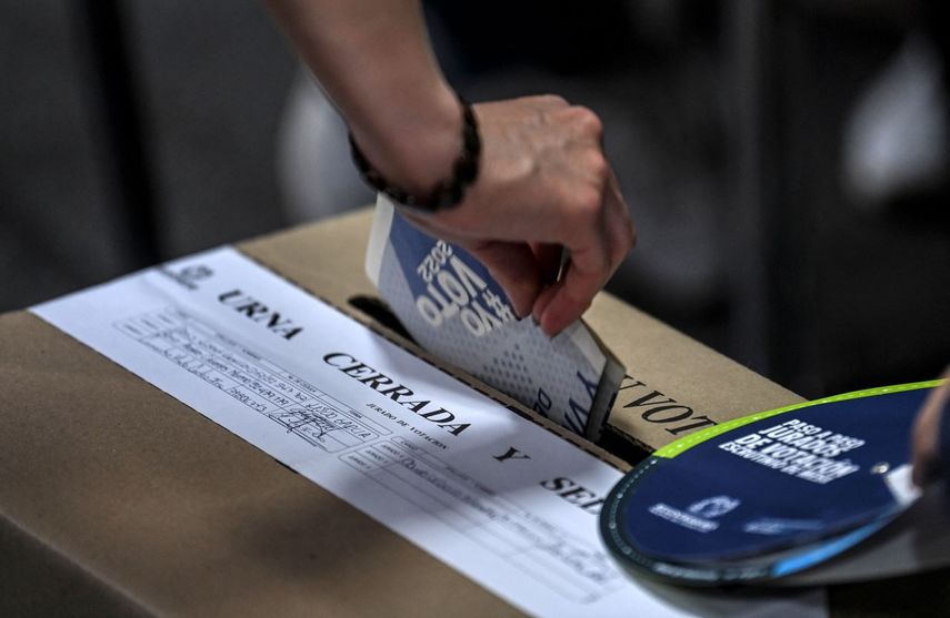 Ciudadano colombiano deposita su voto en la urna