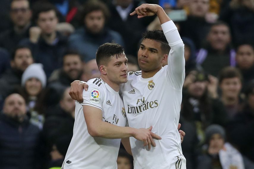 Casemiro del Real Madrid, a la derecha, celebra con Luka Jovic del Real Madrid después de anotar el primer gol de su equipo durante el partido de fútbol de la Liga española entre Real Madrid y Sevilla en el estadio Santiago Bernabeu en Madrid, el sábado 18 de enero de 2020&nbsp;