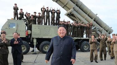 El líder norcoreano Kim Jong Un tras la prueba de una plataforma lanza-misiles en una ubicación desconocida de Corea del Norte, el 24 de agosto del 2019