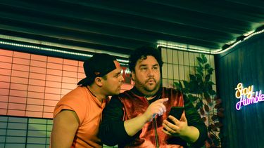 De izquierda a derecha, Lieter Ledesma y Yusnel Suárez interpretan la pieza teatral Dios aprieta.