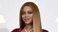 En esta foto del 12 de febrero de 2017, Beyoncé posa en la sala de prensa durante la ceremonia de los premios Grammy en Los Angeles. 