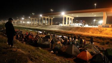 Migrantes venezolanos acampan frente al puesto de operaciones de la Patrulla Fronteriza de EE. UU. al otro lado del río Bravo (o río Grande, como se le llama en EE. UU.), en Ciudad Juárez, estado de Chihuahua, México, el 25 de octubre de 2022.