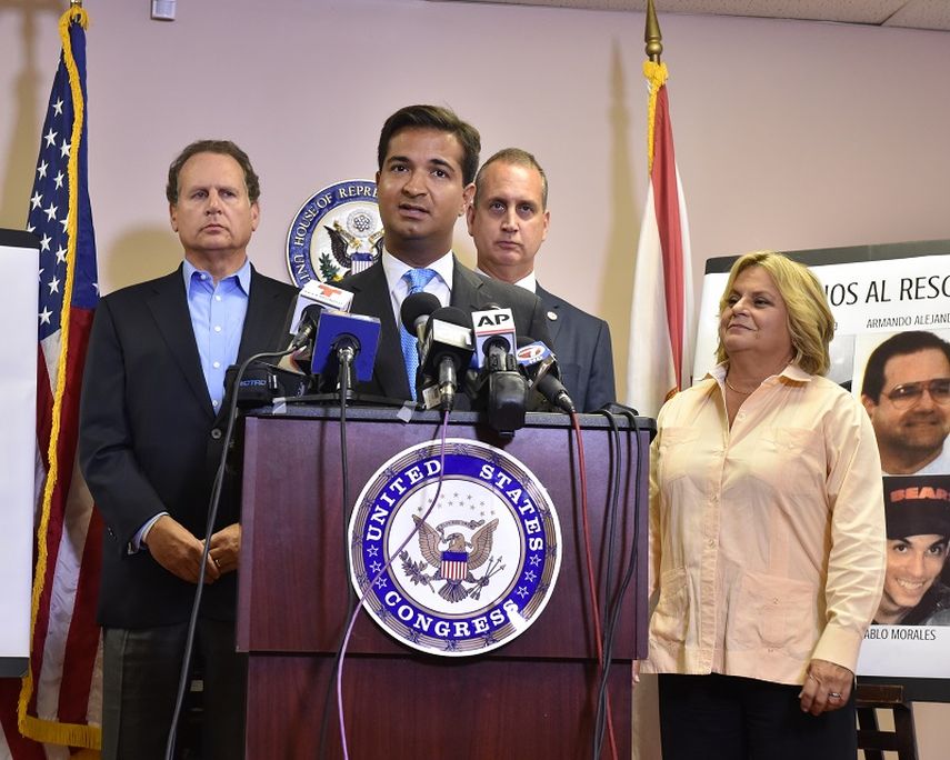 En la foto, de izquierda a derecha: Lincoln Díaz-Balart, Carlos Curbelo, Ileana Ros-Lehtinen y Mario Díaz-Balart, durante una rueda de prensa celebrada en las oficinas de la congresista. (ÁLVARO MATA) 