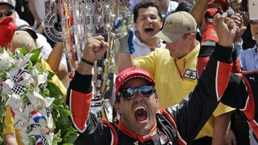 En esta foto del 24 de mayo de 2015, Juan Pablo Montoya celebra tras ganar las 500 Millas de Indianápolis. El piloto colombiano competirá en la icónica carrera el año próximo con el equipo Arrow McLaren SP.&nbsp;