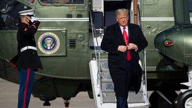 El presidente Donald Trump sale del Marine One.