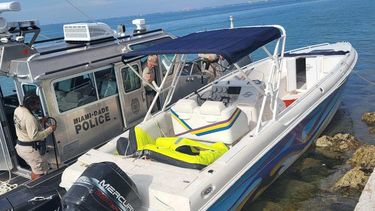 Lancha en la que arribaron inmigrantes ilegales a Key Biscayne.
