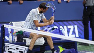 El ruso Daniil Medvedev se rompe la raqueta tras perder su partido de tenis de primera ronda individual masculino contra el francés Benjamin Bonzi en el primer día del torneo de tenis US Open en el USTA Billie Jean King National Tennis Center en la ciudad de Nueva York, el 24 de agosto de 2025.&nbsp;
