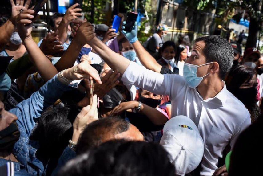 El presidente encargado de Venezuela, Juan Guaidó, saluda a sus simpatizantes durante un recorrido por los centros de información sobre la Consulta Popular, en Caracas.