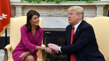 En esta foto de archivo tomada el 9 de octubre de 2018, el presidente Donald Trump, le da la mano a Nikki Haley, la embajadora de los Estados Unidos ante las Naciones Unidas, en la oficina oval de la Casa Blanca.