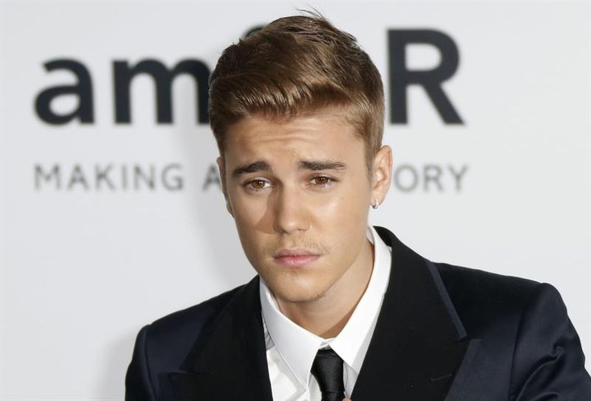 El cantante canadiense Justin Bieber posa al llegar para la Gala amfAR 2014, el cine contra el SIDA, como parte del Festival de Cine de Cannes hoy, jueves 22 de mayo de 2014, en el Hotel du Cap, Eden Roc, en Cap DAntibes (Francia). EFE/Guillaume Horca