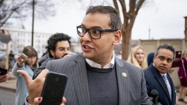 El representante George Santos, republicano por Nueva York, se retira de una conferencia republicana en el Capitolio, en Washington, el 25 de enero de 2023.&nbsp;