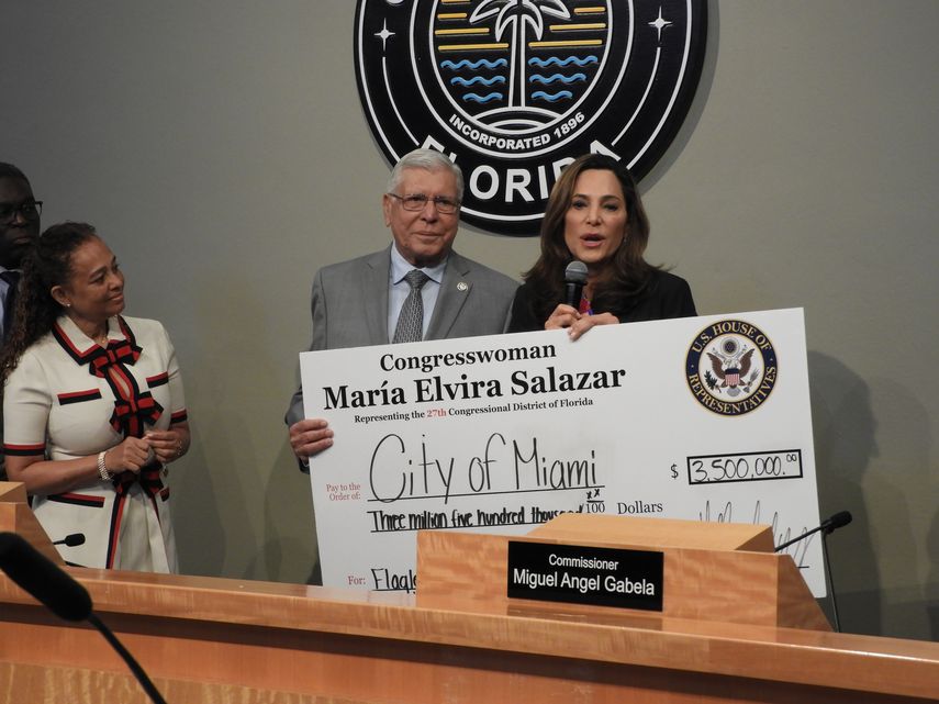 María Elvira Salazar, congresista republicana, entrega el cheque a Manolo Reyes.&nbsp;