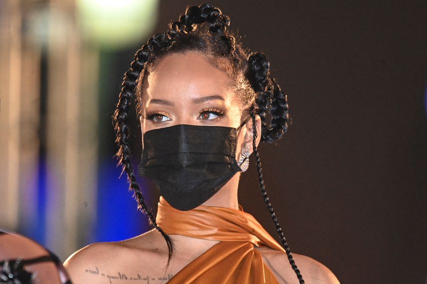 Rihanna, honrada como Héroe Nacional, asiste a la Ceremonia de Inauguración Presidencial en Heroes Square el 30 de noviembre de 2021 en Bridgetown, Barbados.&nbsp;