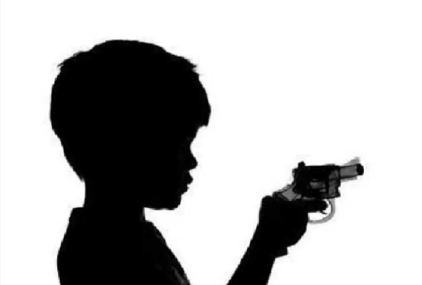 La imagen ilustra la silueta de un niño con un arma de fuego.