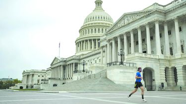 Una persona corre cerca del Capitolio en Washington.
