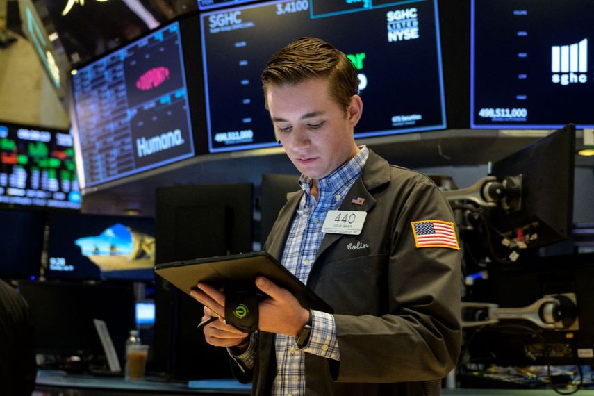 Un agente de la Bolsa de Nueva York en una sesión bursátil.