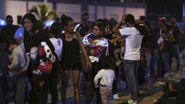 Decenas de venezolanos esperan cruzar la frontera entre Ecuador y Perú por Tumbes, Perú, el 14 de junio del 2019, antes de que entrara en vigor los nuevos requisitos para el ingreso, incluido un pasaporte