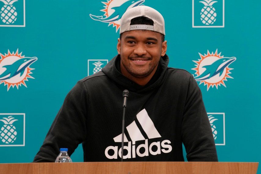 El mariscal de campo de los Dolphins de Miami, Tua Tagovailoa, sonríe durante una conferencia de prensa antes del draft de la NFL.
