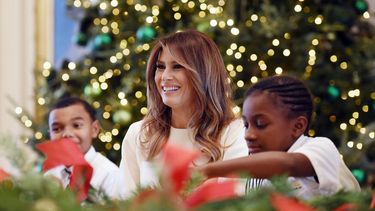 La primera dama Melania Trump junto a un grupo de niños que visitó la Casa Blanca.&nbsp;