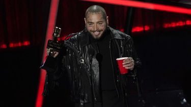 Post Malone acepta el premio al mejor artista en los Billboard Music Awards el miércoles 14 de octubre de 2020 en el Dolby Theatre de Los Ángeles.