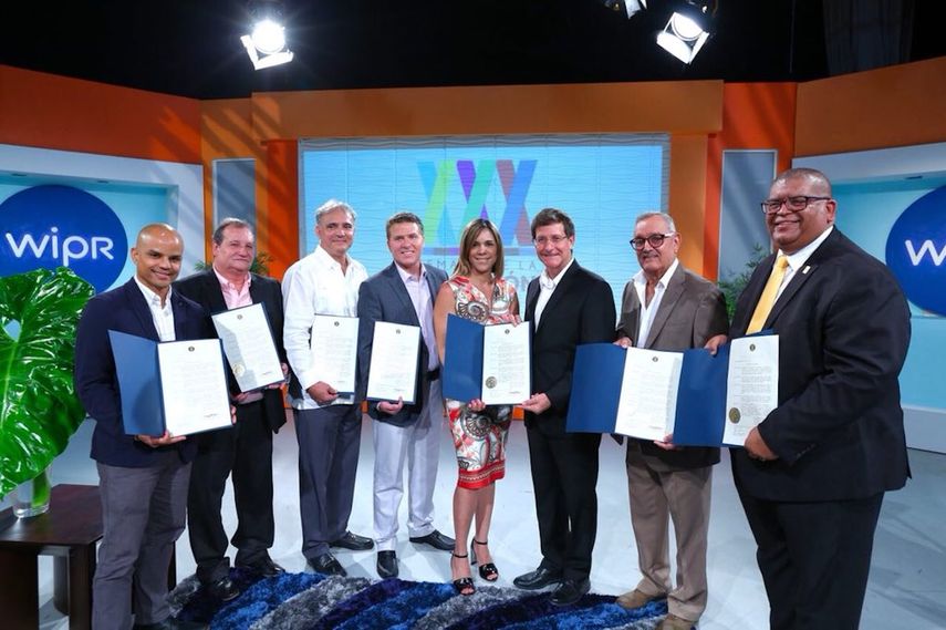 Luis Rivera Marín, al centro, reconoció a los medios televisivos en nombre del gobernador Ricardo Rosselló.