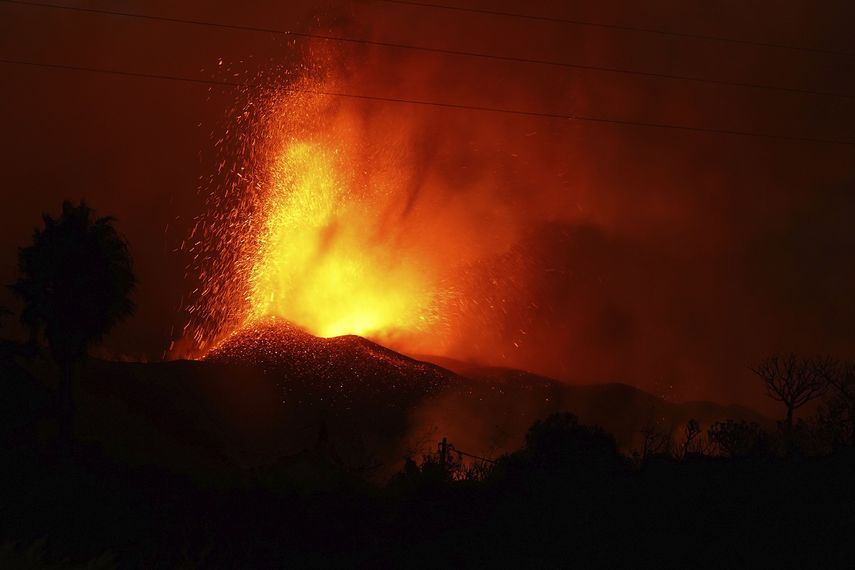 Lava sale de Cumbre Vieja, cerca de El Paso, en la isla española de La Palma, en Islas Canarias, el lunes 20 de septiembre de 2021.