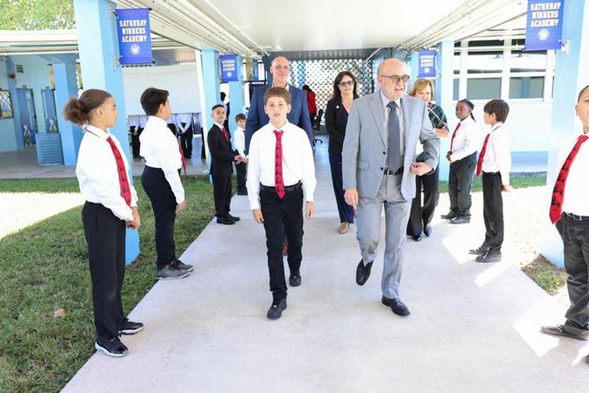 Superintendente José Dotres durante su visita a la escuela South Miami Heights Elementary School.