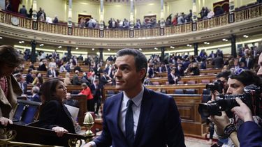 S&aacute;nchez ha dirigido un gobierno provisional en Espa&ntilde;a durante casi un a&ntilde;o. Se convirti&oacute; en presidente del gobierno en 2018 luego de encabezar una moci&oacute;n de censura para destituir al gobierno conservador de Mariano Rajoy, que se vio plagado de esc&aacute;ndalos de corrupci&oacute;n.&nbsp;