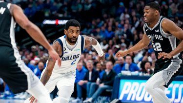 Foto del 23 de febrero del 2023, el base de los Mavericks de Dallas Kyrie Irving avanza con el balón superando a Malaki Branham de los Spurs de San Antonio. La agencia libre comenzó y en tres horas lograron $1 billón en cambios