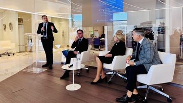 La propuesta promueve la interacción directa entre estudiantes de distintos países en un entorno académico virtual.