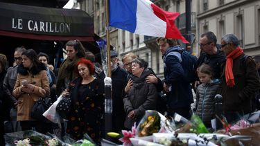 En esta imagen del 16 de noviembre de 2015, personas se reúnen frente a la cafetería Le Carillon, lugar de recientes atentados terroristas, en París.&nbsp;