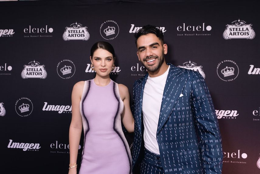 Nadia Ferreira y el presentador Carlos Adyan.