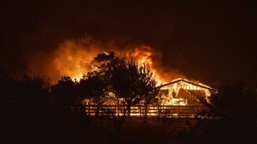 Una casa arde en Vacaville, California durante el incendio del LNU Lightning Complex.
