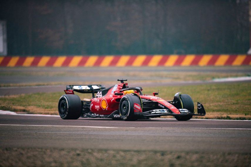 El nuevo piloto de Ferrari, el británico Lewis Hamilton, prueba el monoplaza F1SF 75 de la Scuderia, el 22 de enero de 2025.