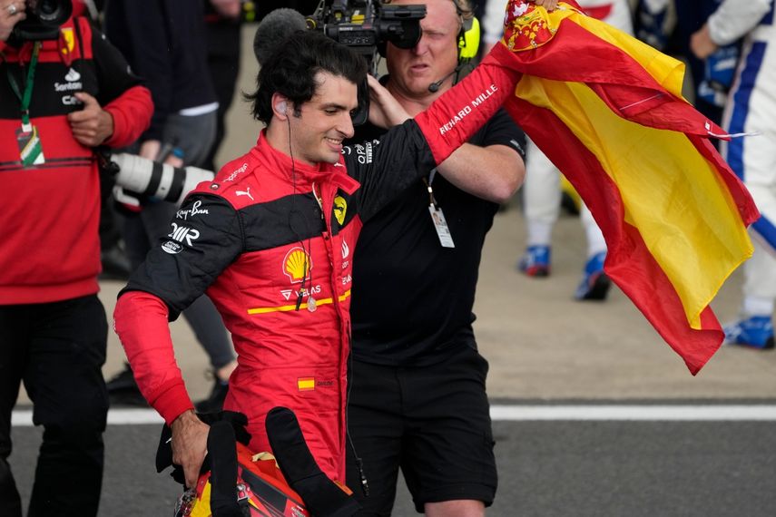 Carlos Sainz celebra tras ganar el Gran Premio Británico en Silverstone, el domingo 3 de julio de 2022. Con su primer triunfo en Fórmula 1, la ciudad de Madrid festeja el logro de su piloto&nbsp;