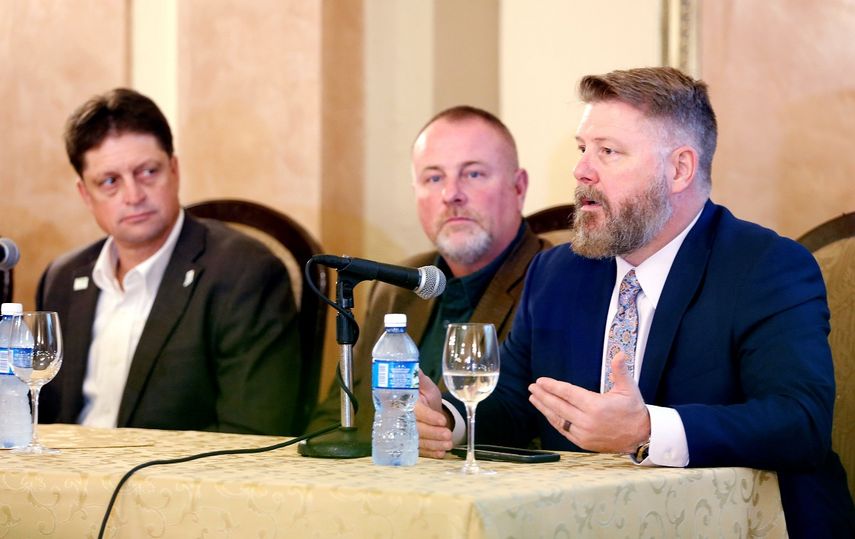 Rick Crawford (der.), congresista republicano por el estado de Arkansas, participa en una conferencia en La Habana que busca incrementar el comercio agrícola con la isla.