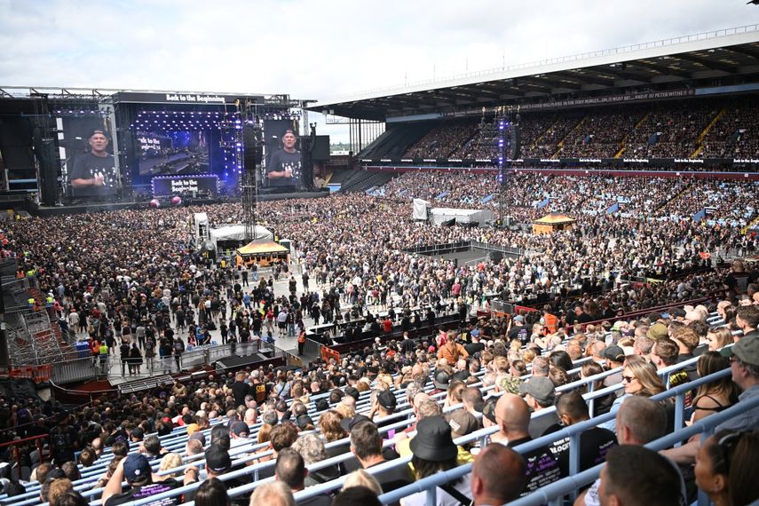 El público de Villa Park espera al rockero Ozzy Osbourne en s concierto de despedida en Birmingham, Inglaterra.&nbsp; &nbsp;