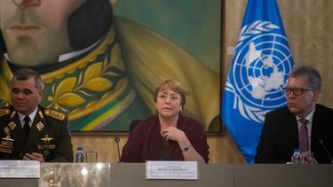 El ministro de Defensa, Vladimir Padrino López (i), la alta comisionada de Naciones Unidas para los derechos humanos, Michelle Bachelet, y el coordinador residente del sistema de las Naciones Unidas, Peter Grohmann.