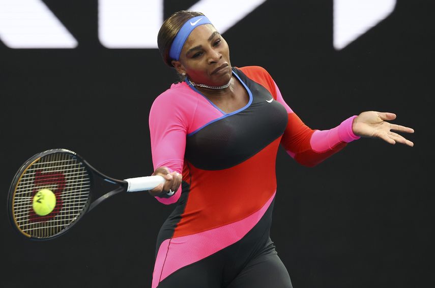 La tenista estadounidense Serena Williams devuelve una pelota a la rumana Simona Halep en su partido de cuartos de final en el Abierto de Australia en Melburne, Australia, el martes 16 de febrero de 2021.&nbsp;