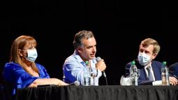 Yamandú Orsi (centro), presidente electo de Uruguay