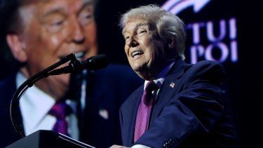 El presidente Donald Trump habla durante un evento de Turning Point USA en la Iglesia Dream City, el 17 de abril de 2026 en Phoenix, Arizona.