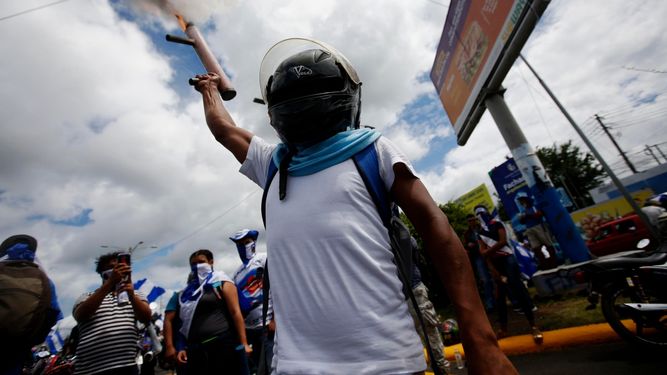  Un estudiante dispara un mortero en rechazo al régimen de Daniel Ortega. 