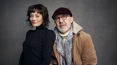 Esta foto de archivo del 27 de enero de 2020 muestra a Natasha Gregson Wagner, hija de la fallecida actriz Natalie Wood, a la izquierda, y al director Laurent Bouzereau posando en un retrato para promocionar su documental Natalie Wood: What Remains Behind durante el Festival de Cine de Sundance en Park Ciudad, Utah.&nbsp; 