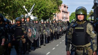 Fuerzas de seguridad se despliegan durante una marcha contra las nuevas medidas económicas del gobierno de Javier Milei, en el centro de Buenos Aires, Argentina, el miércoles 20 de diciembre de 2023.