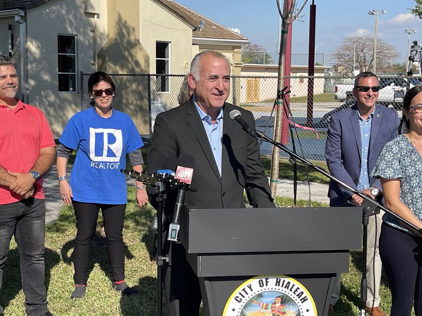 Esteban Bovo anuncia programa de reforestación de Hialeah.