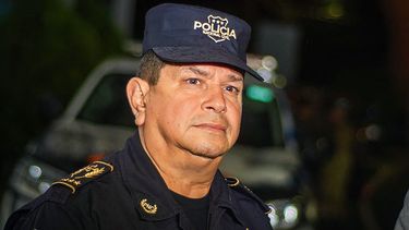 Imagen publicada por la Policía Nacional Salvadoreña que muestra al director de policía Mauricio Arriaza en San Salvador el 1 de agosto de 2023.