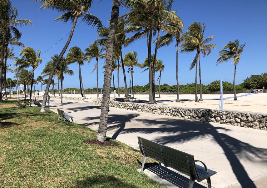 Imagen tomada en la playa de Miami Beach, durante cierre por contagio de coronavirus.