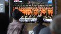 Personas ven por televisión un desfile militar realizado en Pyongyang, Corea del Norte, el jueves 9 de septiembre de 2021, en una estación de trenes de Seúl, Corea del Sur. Personas ven por televisión un desfile militar realizado en Pyongyang, Corea del Norte, el jueves 9 de septiembre de 2021, en una estación de trenes de Seúl, Corea del Sur.