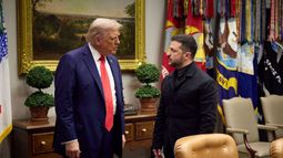 El presidente de Estados Unidos Donald J. Trump y el mandatario ucraniano Volodimir Zelenski durante otro de los momentos de este lunes 18 de agosto en la Casa Blanca.