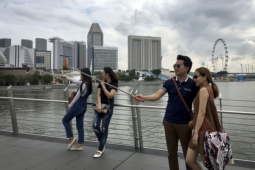 Turistas se toman fotograf&iacute;as en uno de los sitios m&aacute;s concurridos por extranjeros en Singapur.